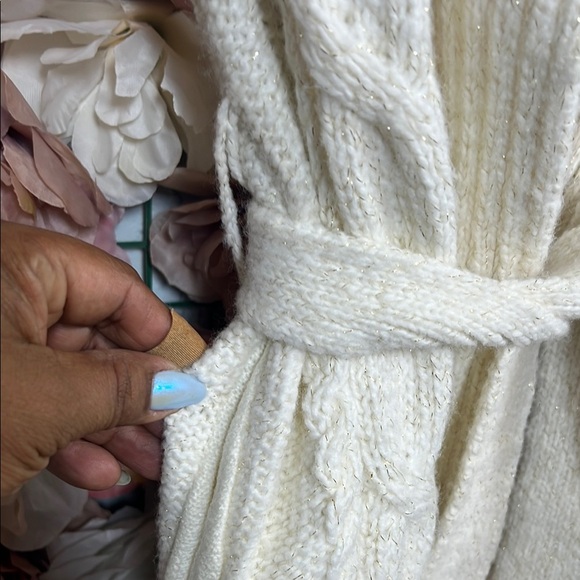 A006 Elegant Cream Sweater with Faux Fur Collar - Picture 3 of 5